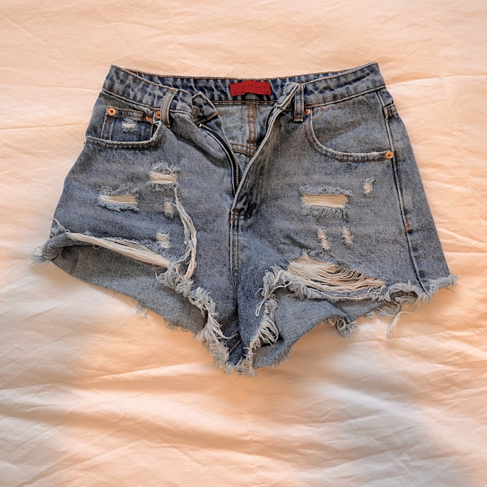 Signature 8 medium wash jean short